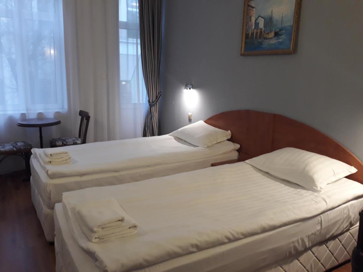 Three Dolphins Hotel With Rooftop Terracе ヴァルナ エクステリア 写真