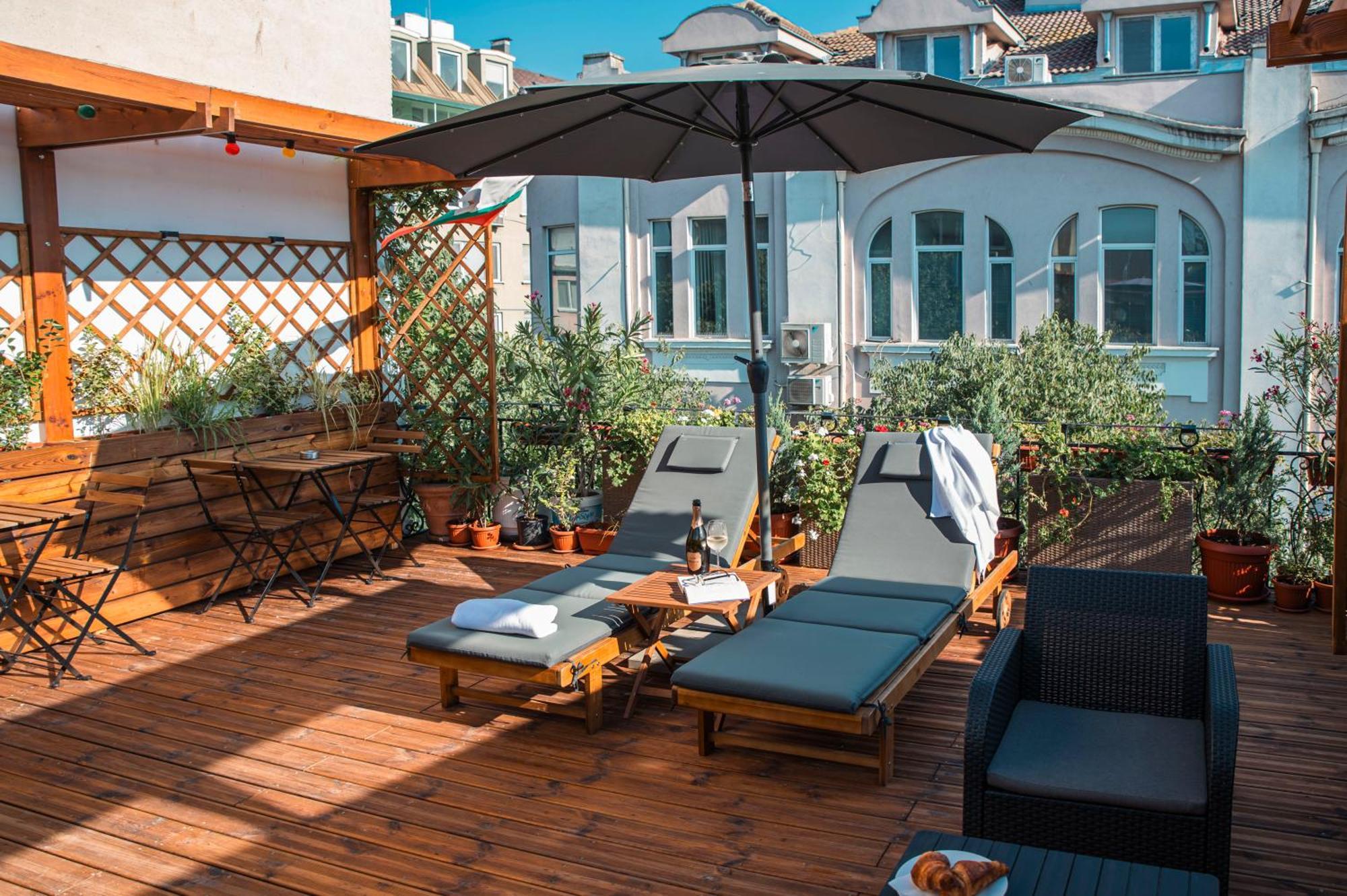 Three Dolphins Hotel With Rooftop Terracе ヴァルナ エクステリア 写真