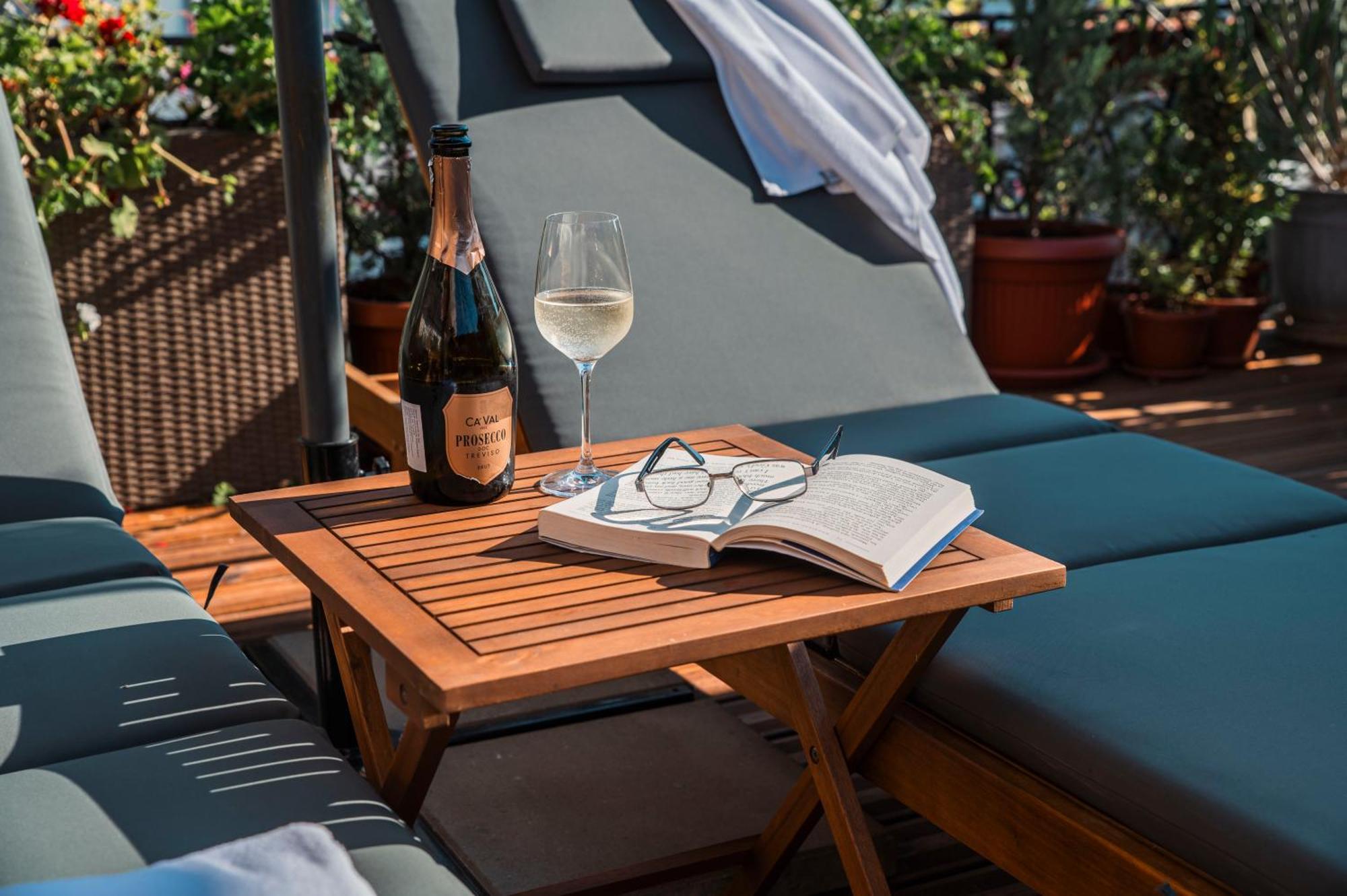 Three Dolphins Hotel With Rooftop Terracе ヴァルナ エクステリア 写真