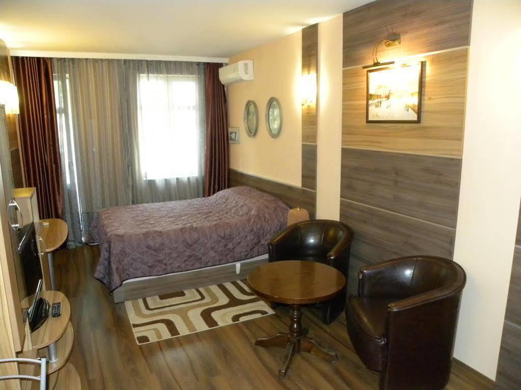 Three Dolphins Hotel With Rooftop Terracе ヴァルナ エクステリア 写真